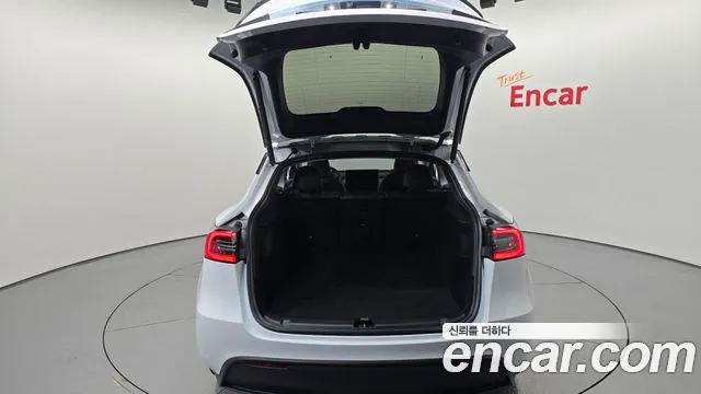 Tesla Model Y — Фото автомобиля 26