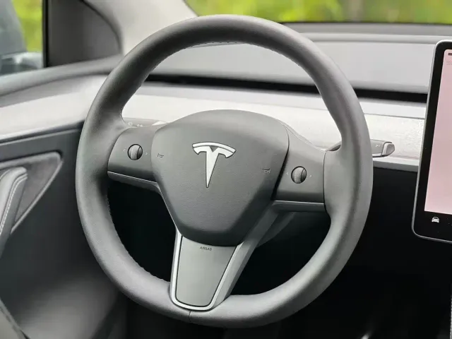 Tesla Model Y — Фото автомобиля 11