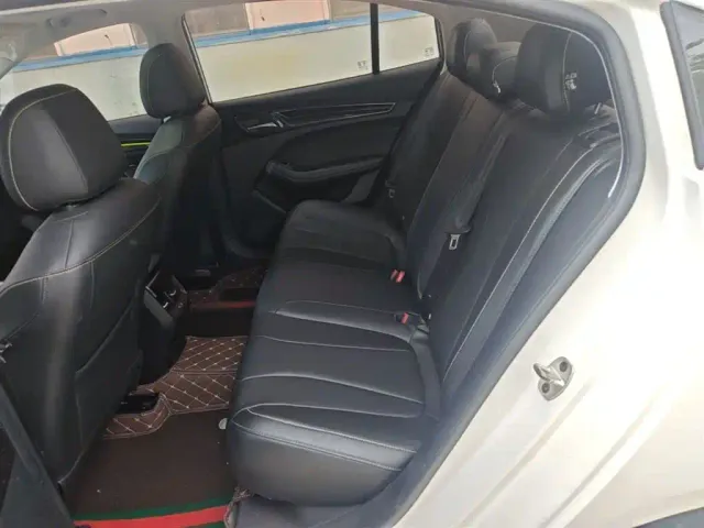 Roewe i5 — Фото автомобиля 16