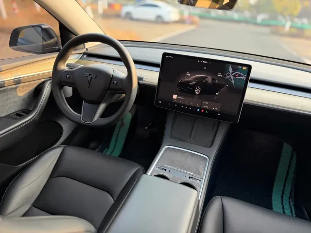 Tesla Model Y — Фото автомобиля 18