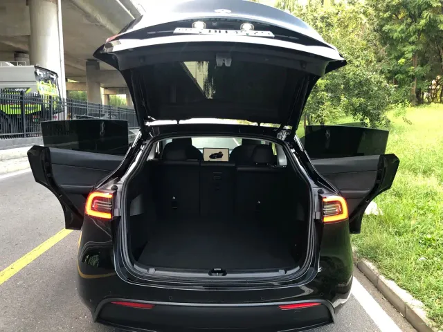Tesla Model Y — Фото автомобиля 9