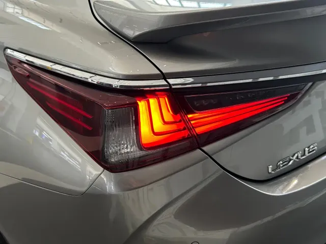 Lexus ES — Фото автомобиля 21