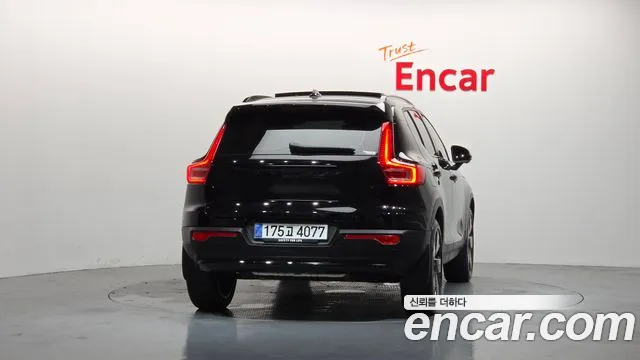 Вольво XC40 B4 Black Edition — Фото автомобиля 4