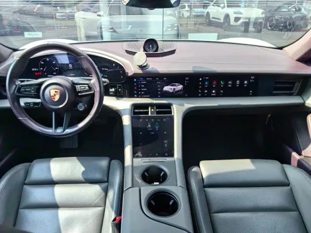 Porsche Taycan — Фото автомобиля 8