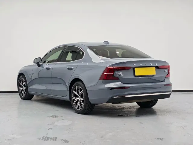 Volvo S60 — Фото автомобиля 6