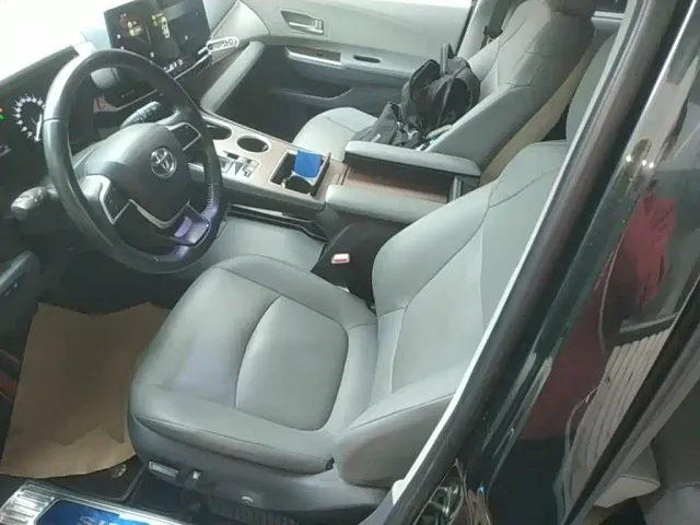 Toyota Sienna — Фото автомобиля 14