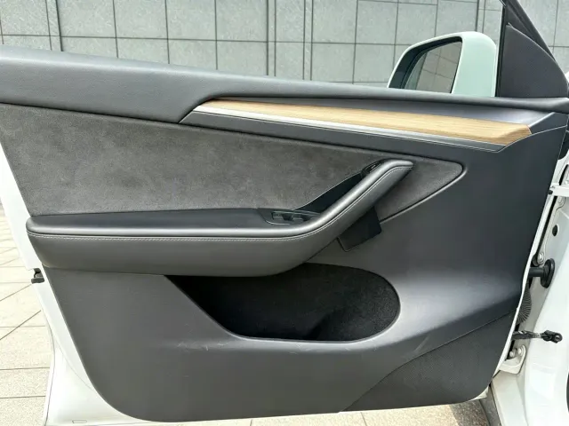 Tesla Model Y — Фото автомобиля 12