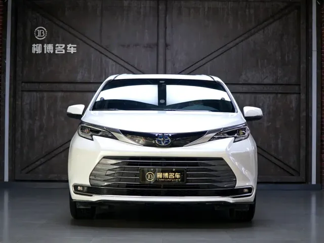 Toyota Sienna — Фото автомобиля 2