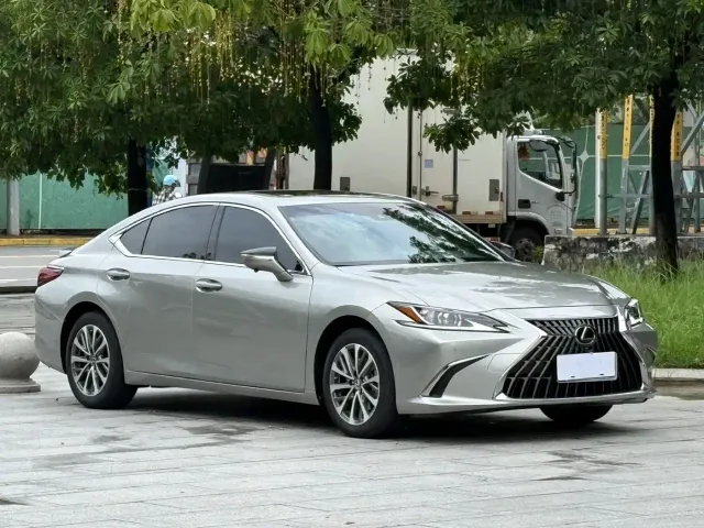 Lexus ES — Фото автомобиля 18