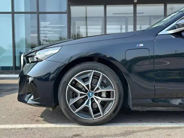 BMW i5 — Фото автомобиля 5