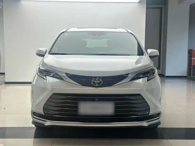 Toyota Sienna — Фото автомобиля 10
