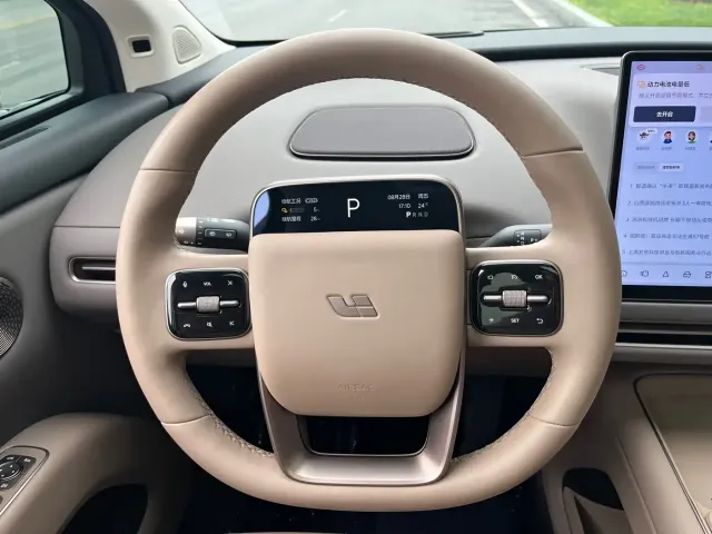 Li Auto i8 — Фото автомобиля 5