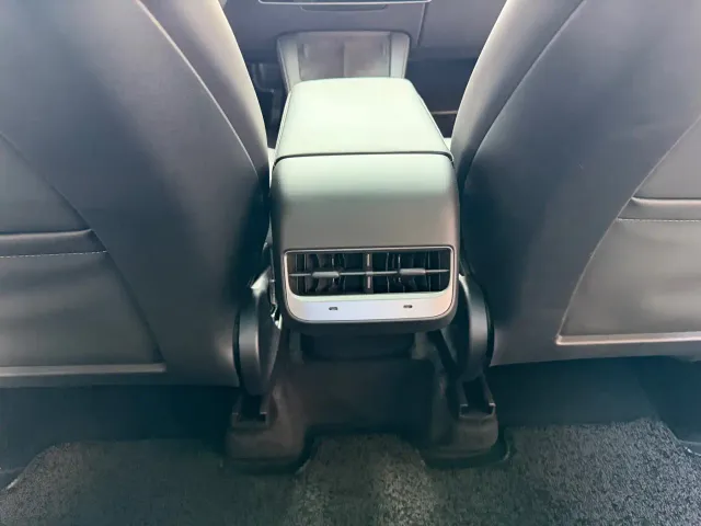 Tesla Model Y — Фото автомобиля 14