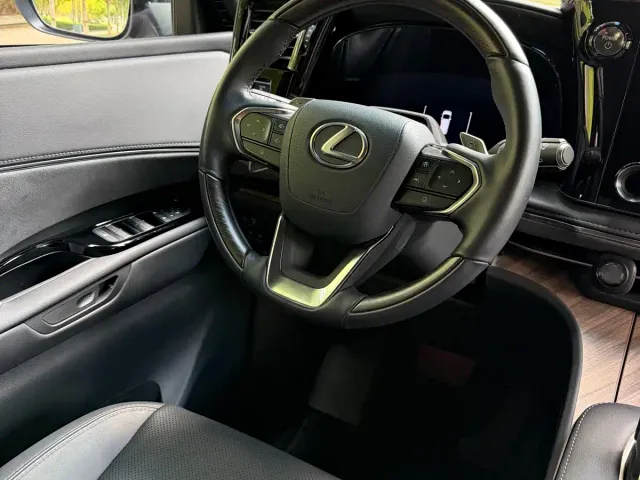 Lexus LM — Фото автомобиля 10