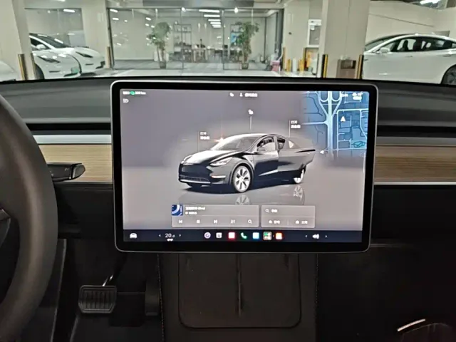 Tesla Model Y — Фото автомобиля 12