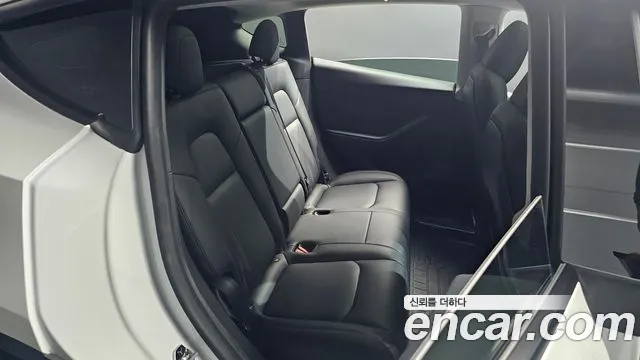 Tesla Model Y — Фото автомобиля 17