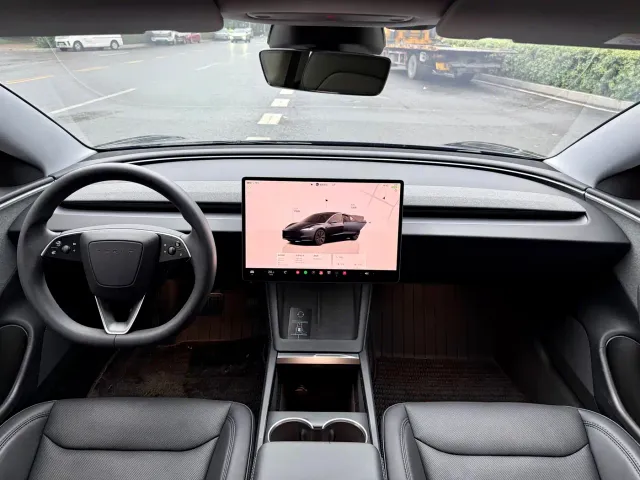 Tesla Model 3 — Фото автомобиля 8