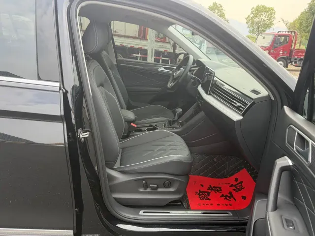 Volkswagen Tiguan L — Фото автомобиля 9