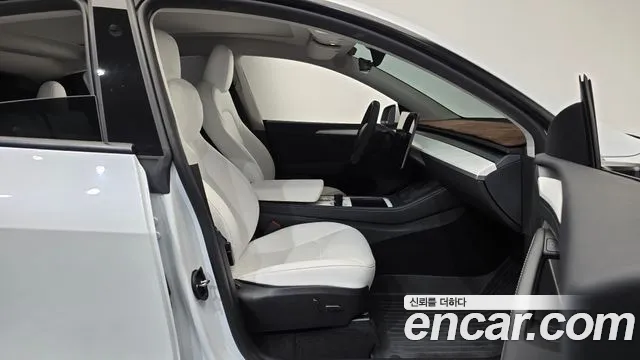 Tesla Model Y — Фото автомобиля 16
