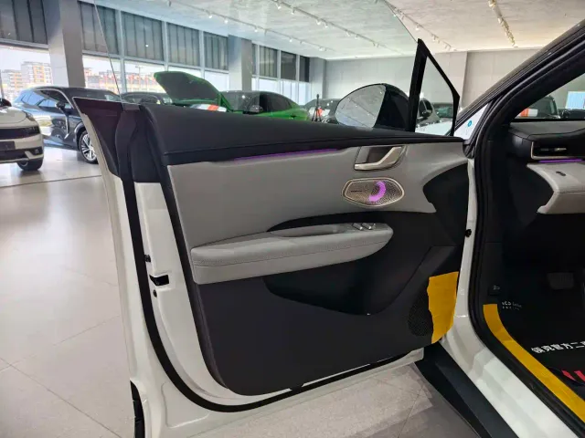 Lynk & Co Z20 — Фото автомобиля 12