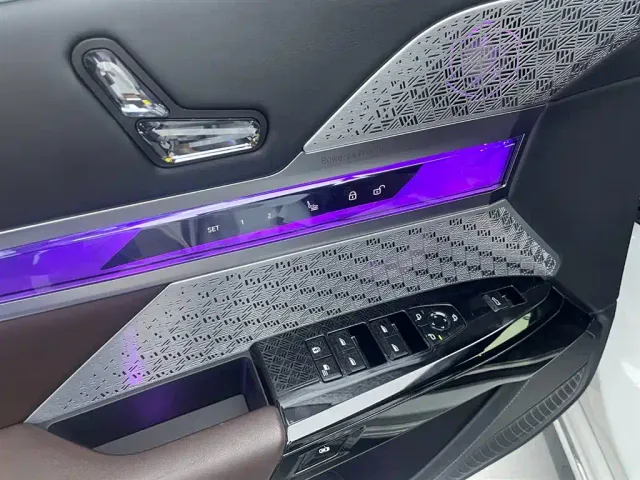 BMW i7 — Фото автомобиля 10