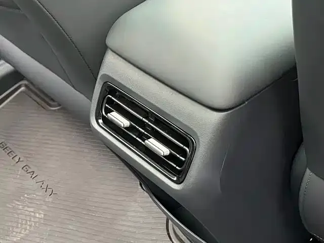 Geely Galaxy Starship 7 EM-i — Фото автомобиля 12