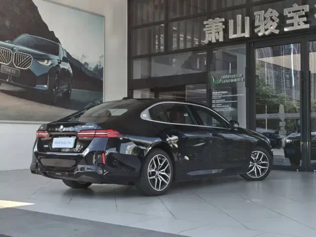 BMW i5 — Фото автомобиля 5