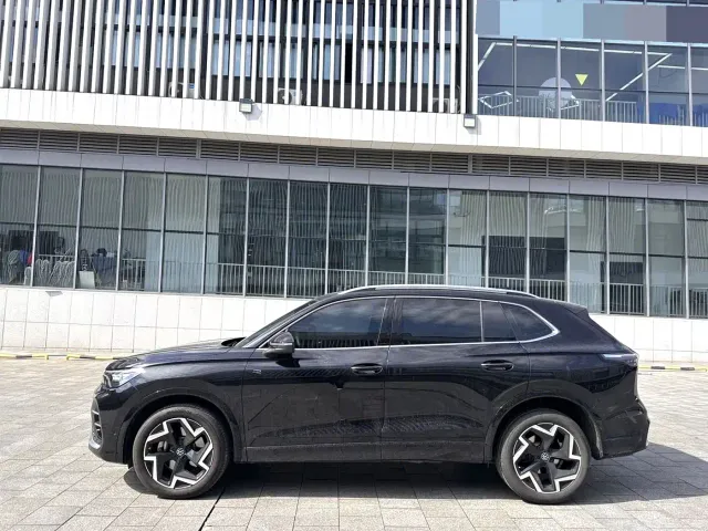 Volkswagen Tiguan L — Фото автомобиля 3