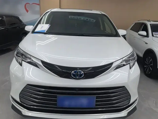 Toyota Sienna — Фото автомобиля 2