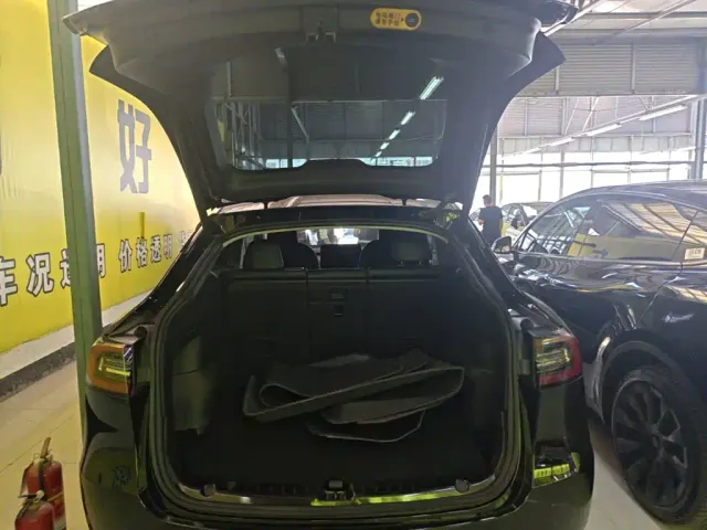 Tesla Model Y — Фото автомобиля 18