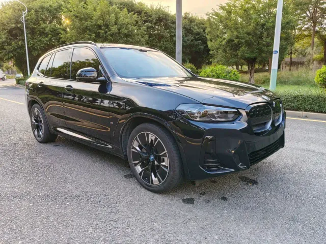 BMW iX3 — Фото автомобиля 3