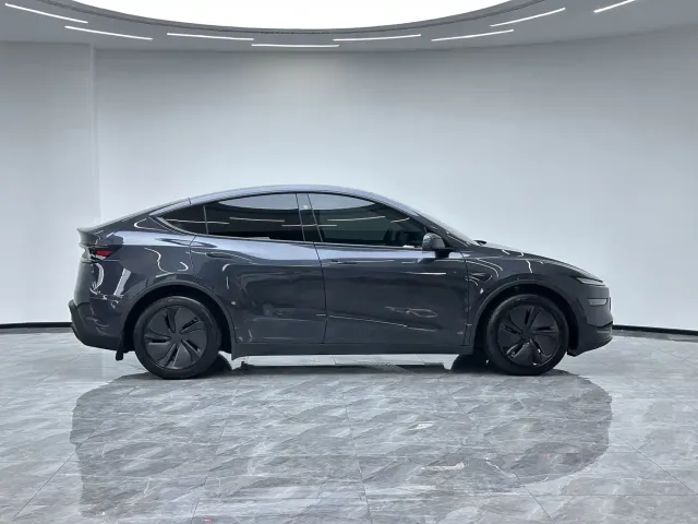 Tesla Model Y — Фото автомобиля 9