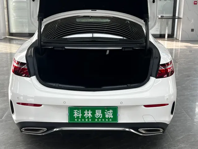 Mercedes-Benz E-Class — Фото автомобиля 25