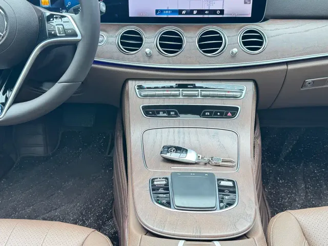 Mercedes-Benz E-Class — Фото автомобиля 11