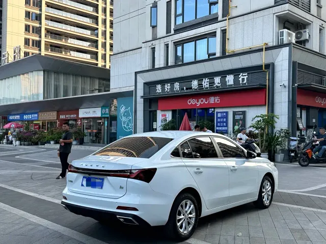 Roewe i5 — Фото автомобиля 15