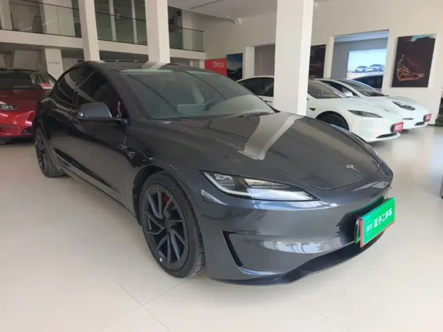 Tesla Model 3 — Фото автомобиля 3