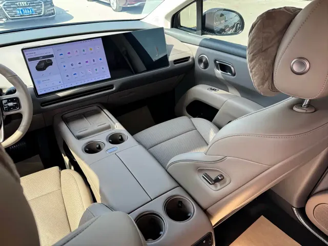 Li Auto i8 — Фото автомобиля 16