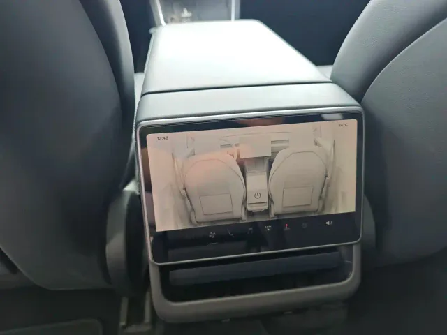 Tesla Model Y — Фото автомобиля 14
