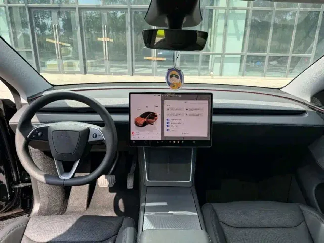 Tesla Model Y — Фото автомобиля 8