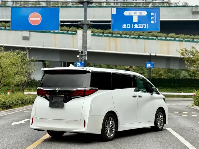 Toyota Alphard — Фото автомобиля 8