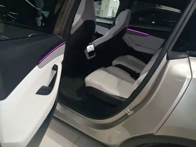 Tesla Model Y L — Фото автомобиля 16
