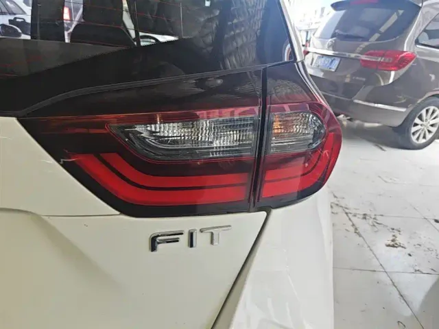Honda Fit — Фото автомобиля 7