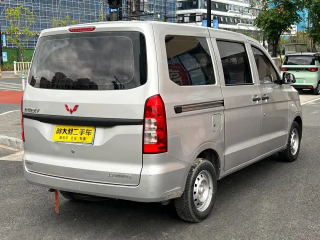 Wuling Hongguang V — Фото автомобиля 4