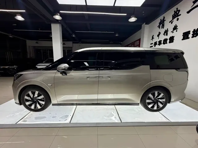 Volvo Volvo EM90 2025 Ultra Six-Seater — Фото автомобиля 5