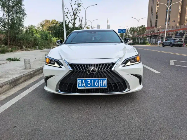 Lexus ES — Фото автомобиля 2