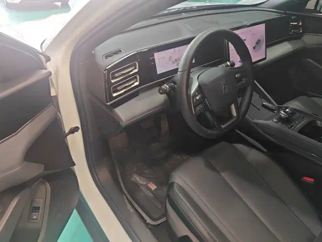 BYD Qin L — Фото автомобиля 15