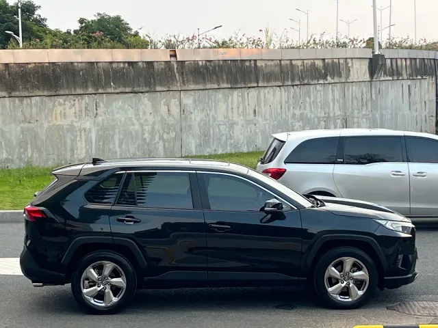 Toyota RAV4 — Фото автомобиля 8