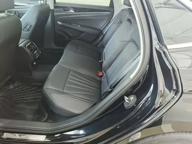 Volkswagen Passat — Фото автомобиля 16