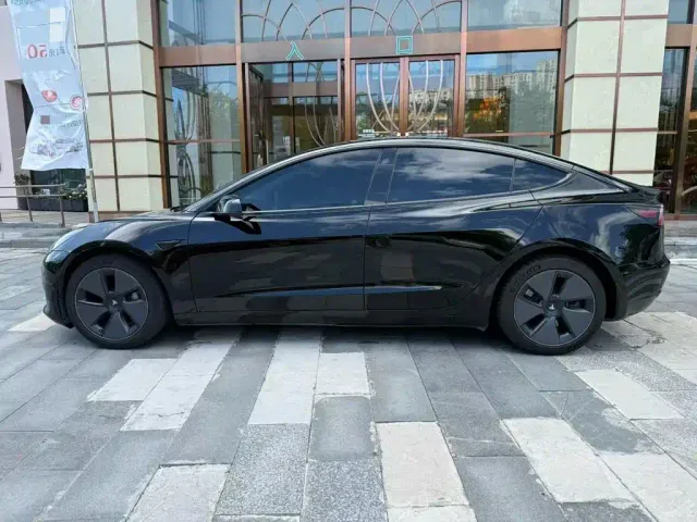 Tesla Model 3 — Фото автомобиля 5