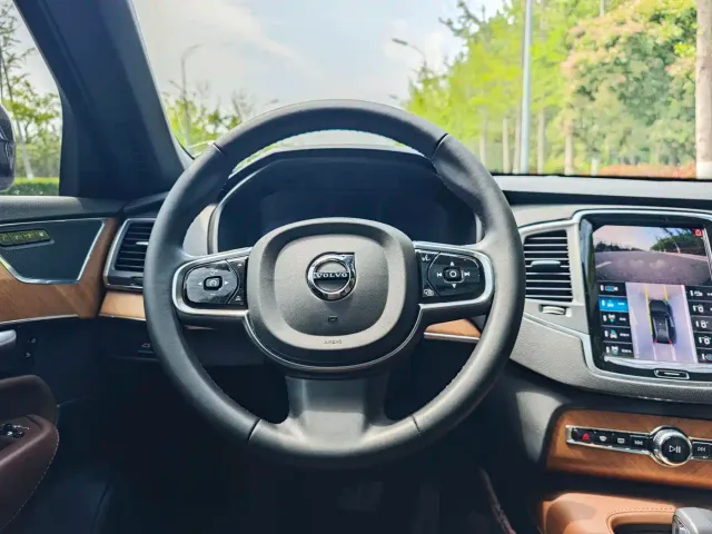 Volvo XC90 — Фото автомобиля 7